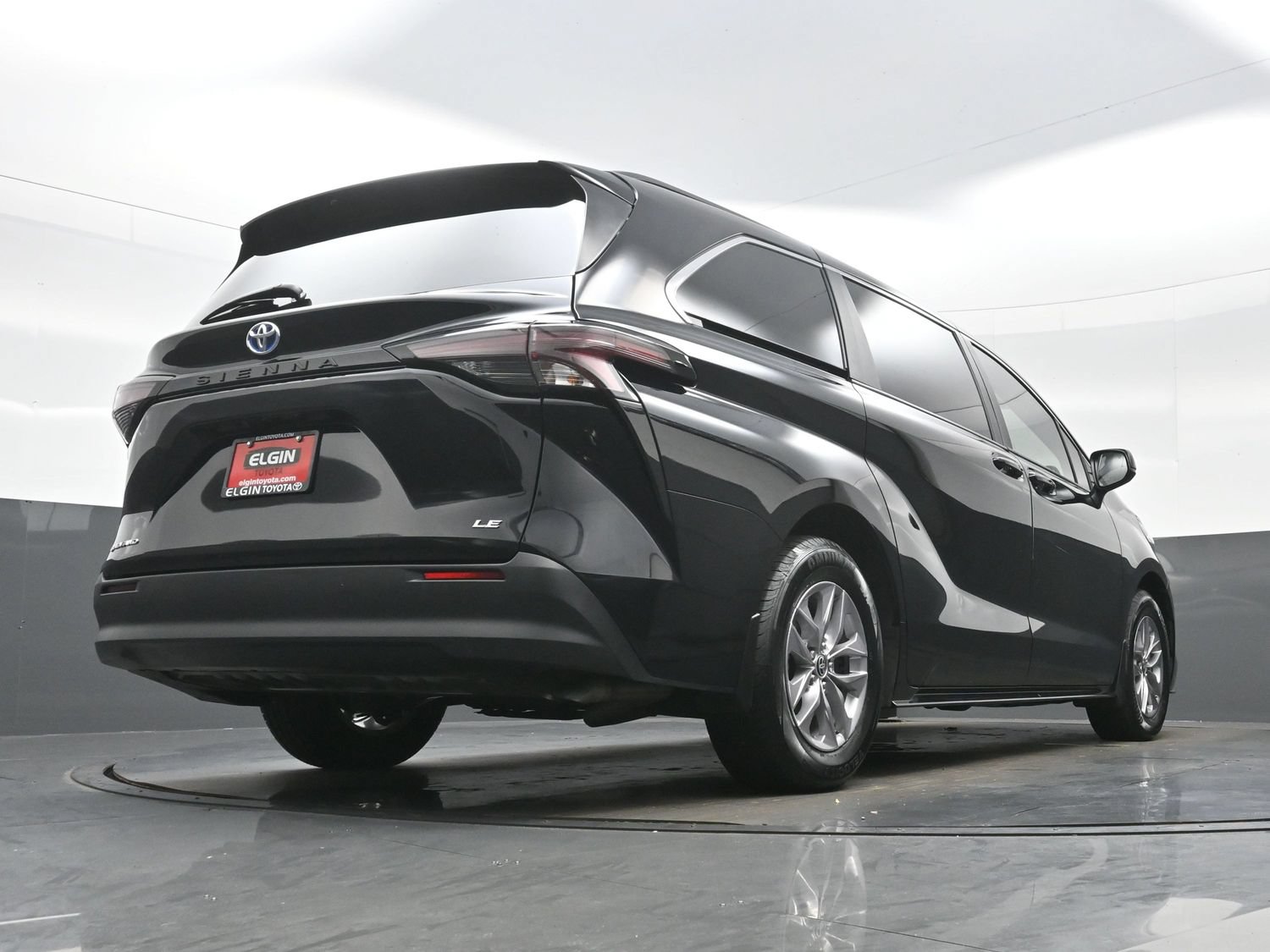 Used 2025 Toyota Sienna LE AWD/4WD image 32