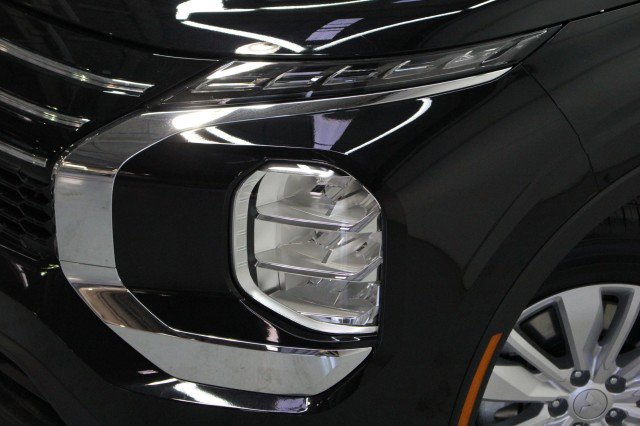 New 2026 Mitsubishi Outlander ES image 2