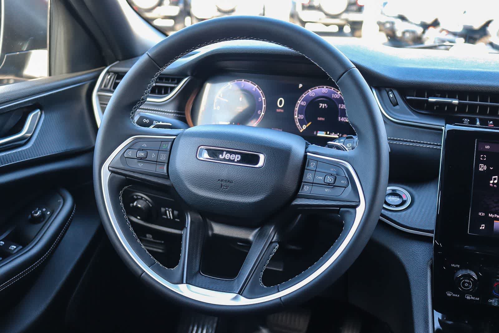 Used 2025 Jeep Grand Cherokee L Laredo RWD image 14