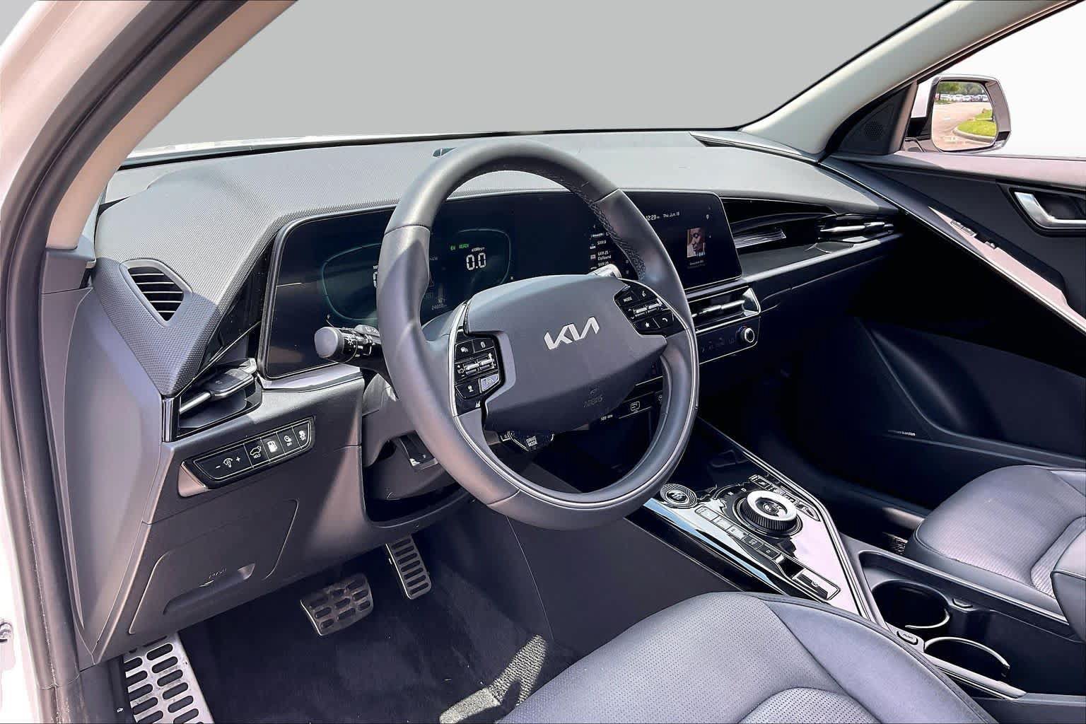 Used 2024 Kia Niro EX FWD image 16
