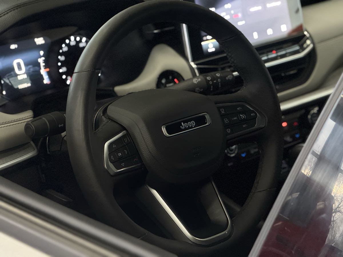 Used 2025 Jeep Compass Limited image 24