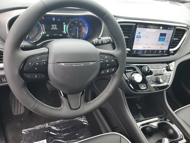 New 2027 Chrysler Pacifica Limited w/ Family Tech Group AWD/4WD image 19