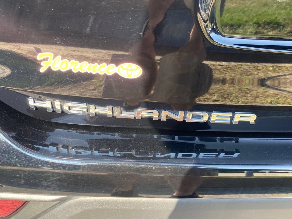Used 2024 Toyota Highlander LE AWD/4WD image 12