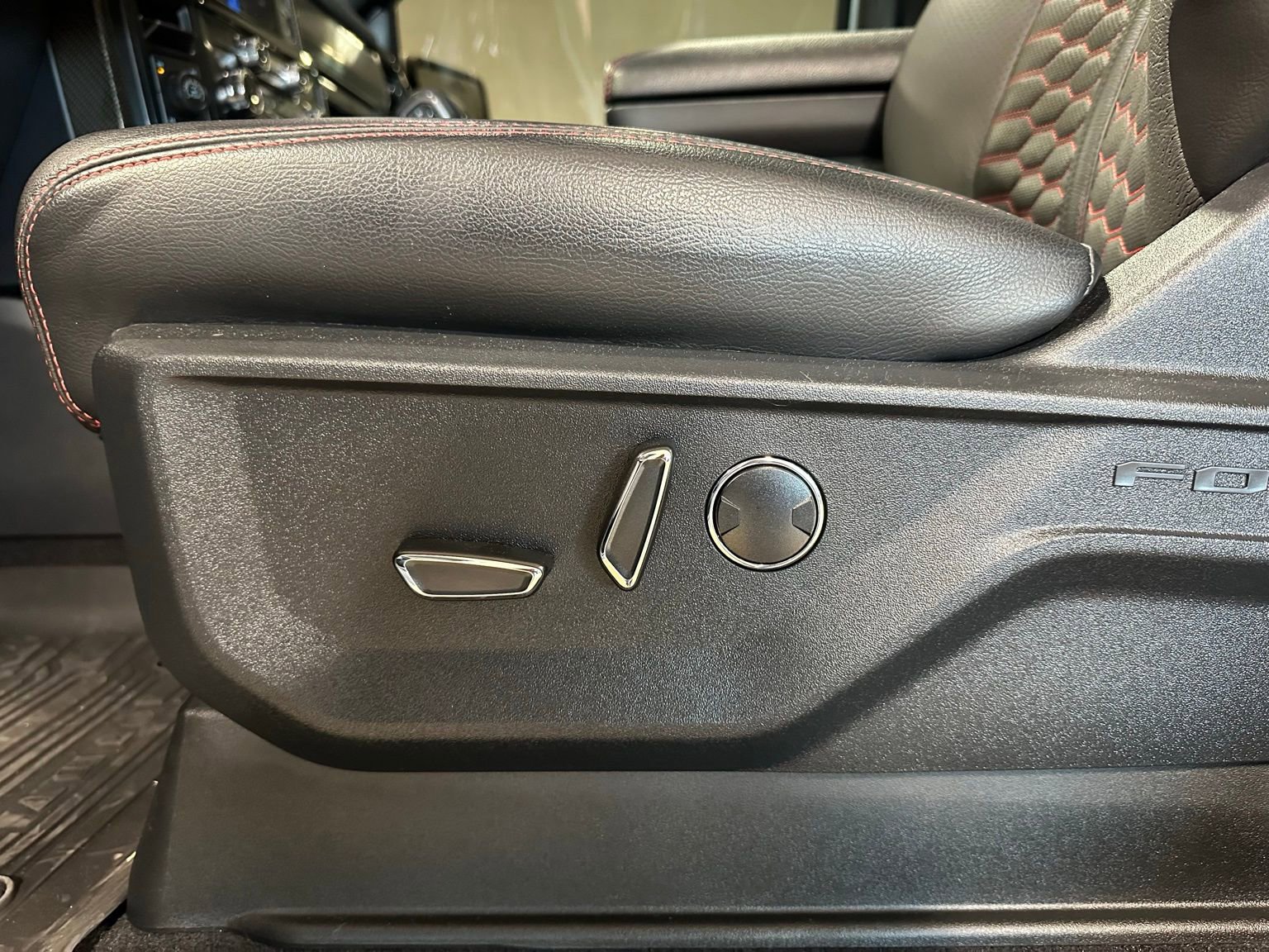 Used 2025 Ford F150 Lariat w/ Equipment Group 502A High image 16