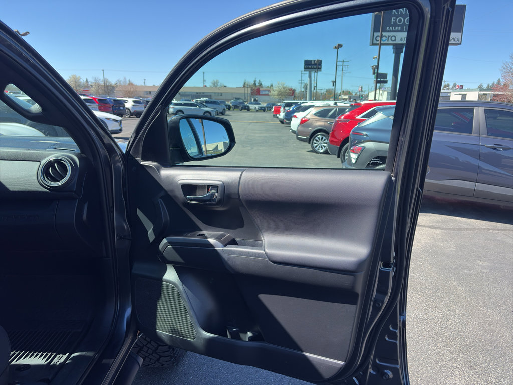 Used 2023 Toyota Tacoma TRD Off-Road w/ Technology Package AWD/4WD image 18