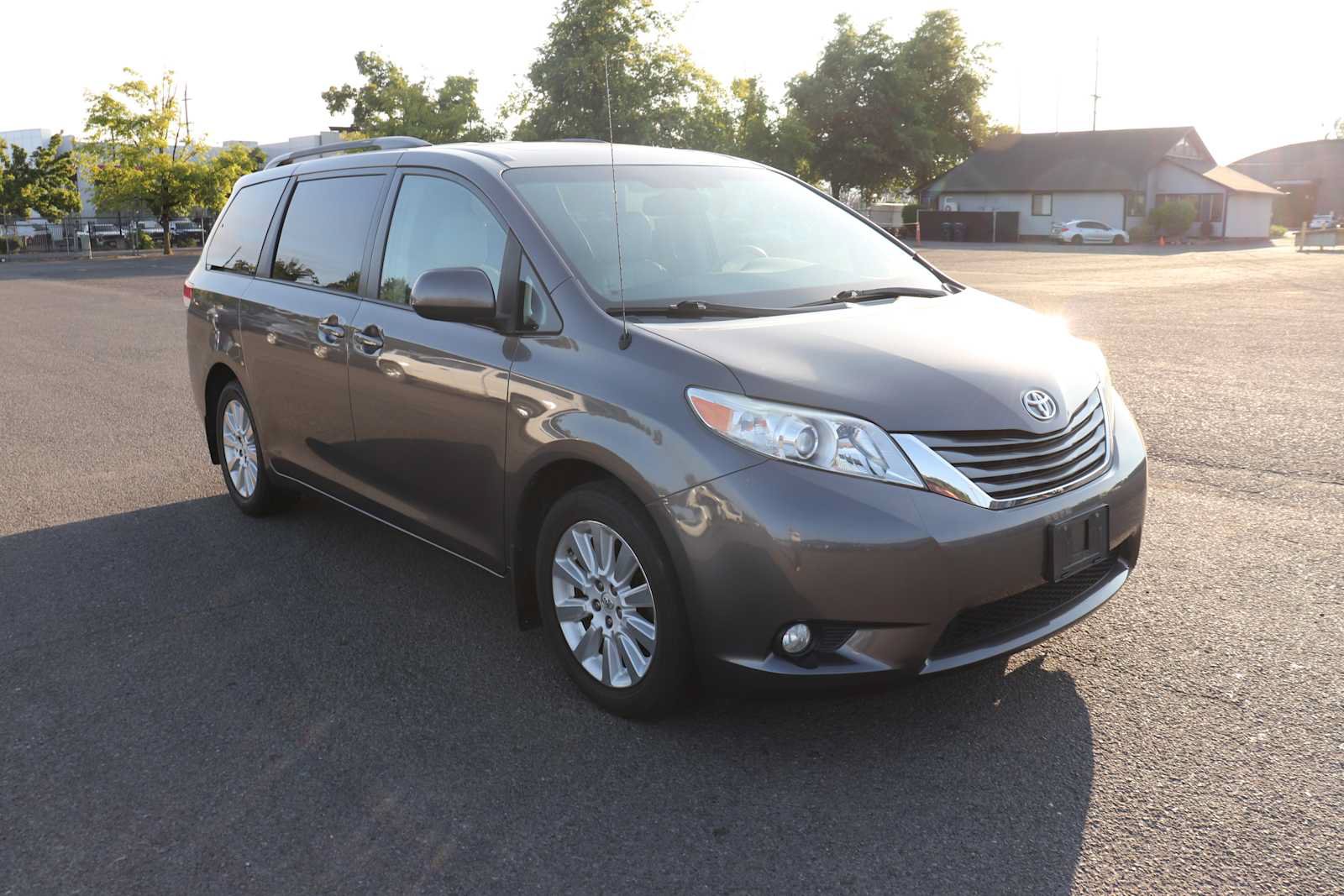 Used 2013 Toyota Sienna XLE AWD/4WD image 3