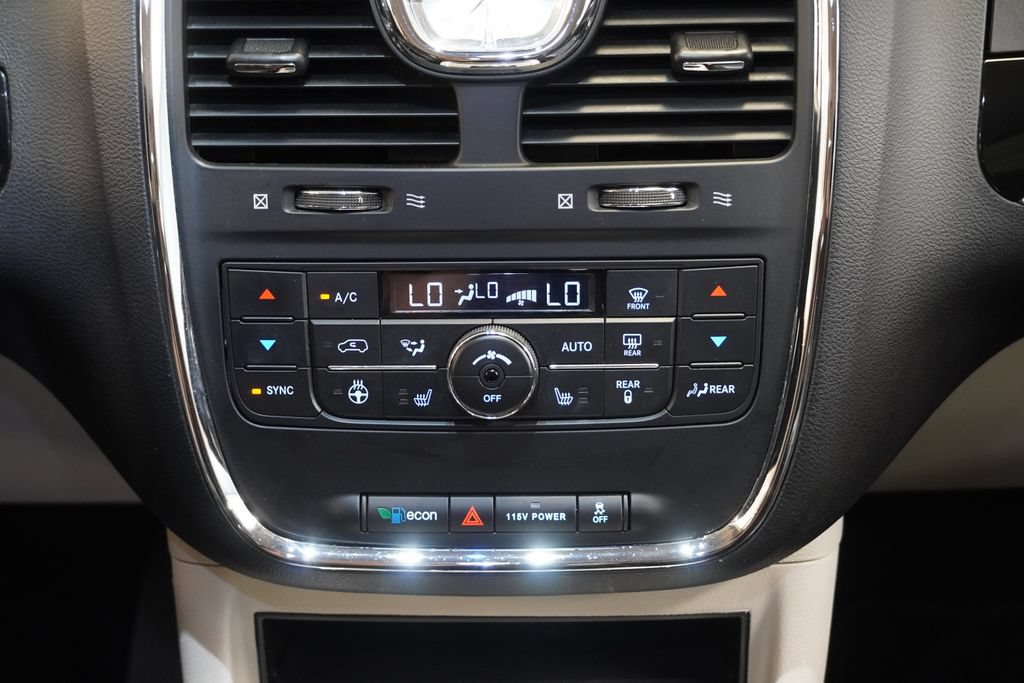 Used 2014 Chrysler Town & Country Touring-L FWD image 22