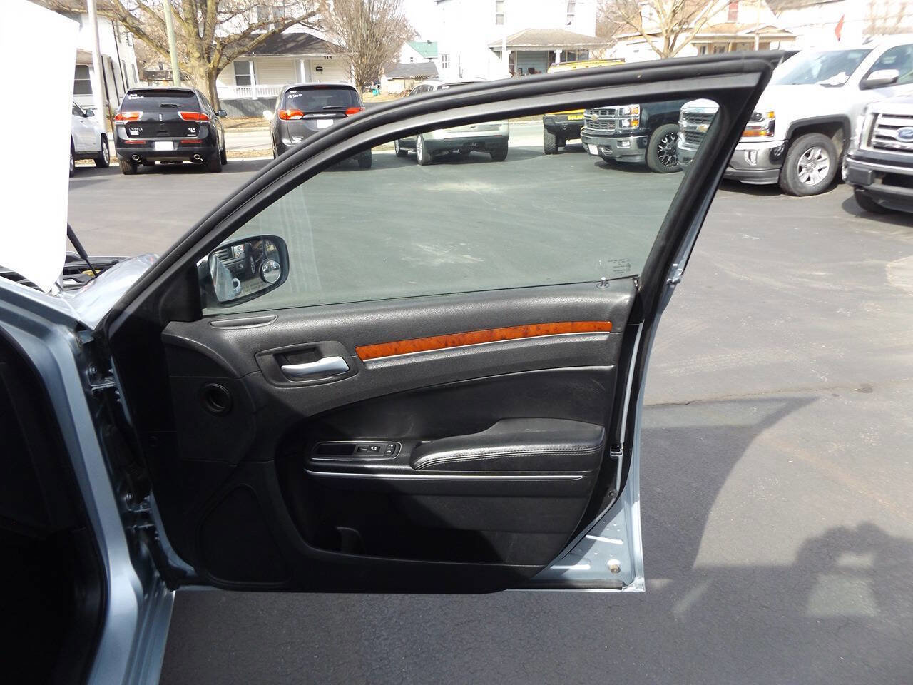 Used 2013 Chrysler 300 w/ Driver Convenience Group image 26