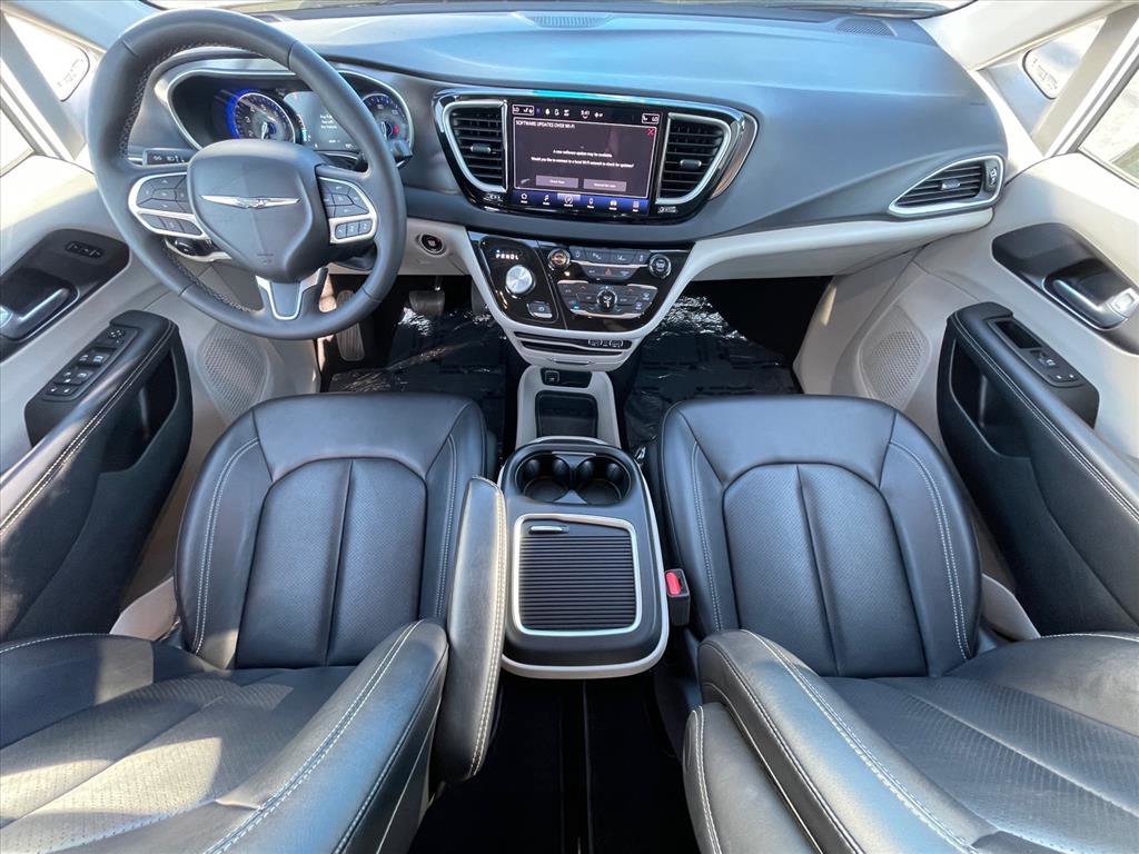 Used 2024 Chrysler Pacifica Touring-L FWD image 10