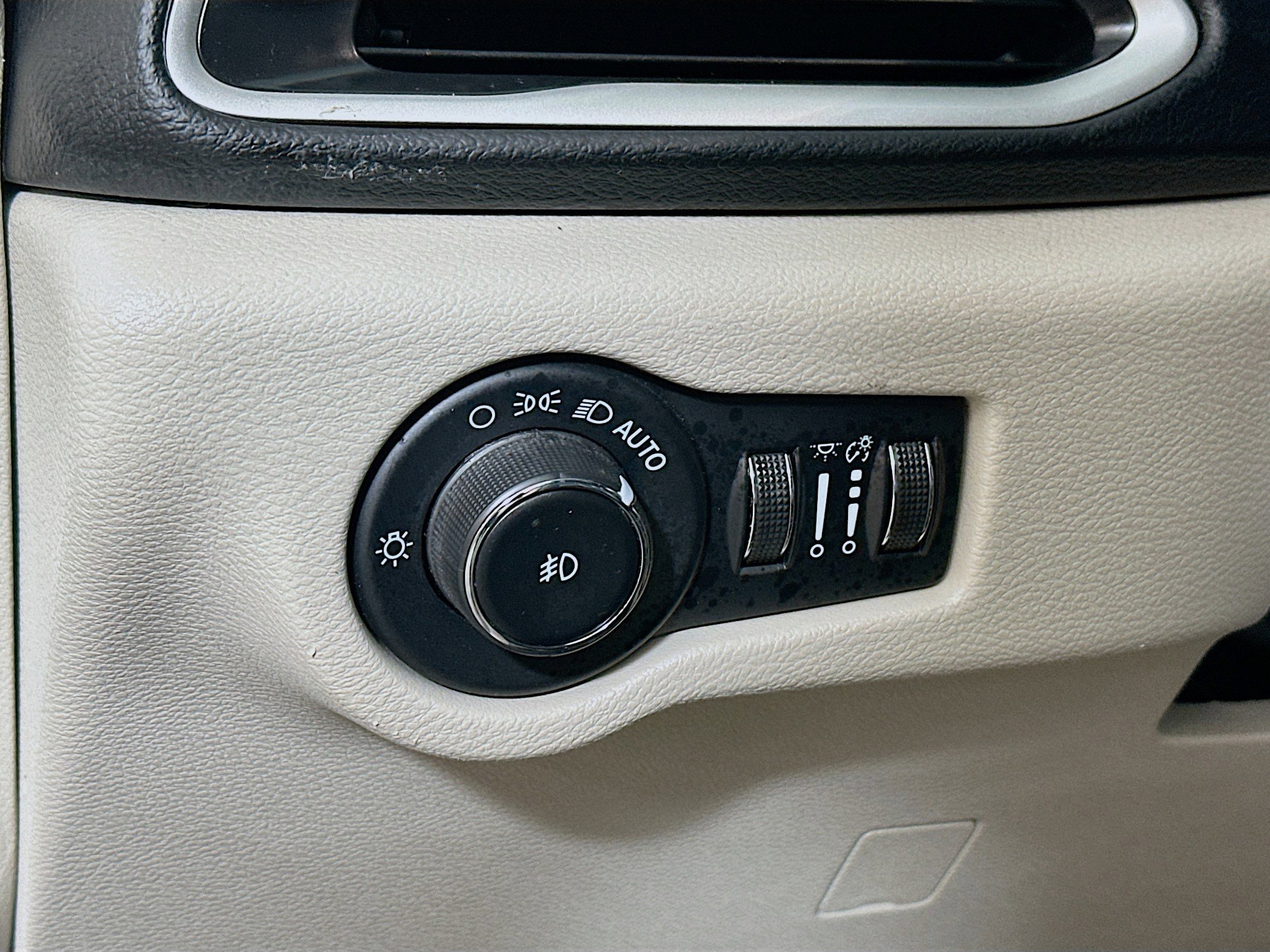 Used 2023 Chrysler Pacifica Touring-L FWD image 10