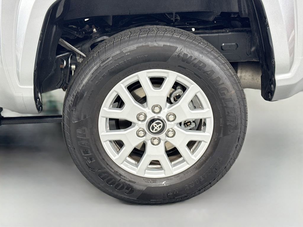 Used 2025 Toyota Tacoma SR5 AWD/4WD image 12