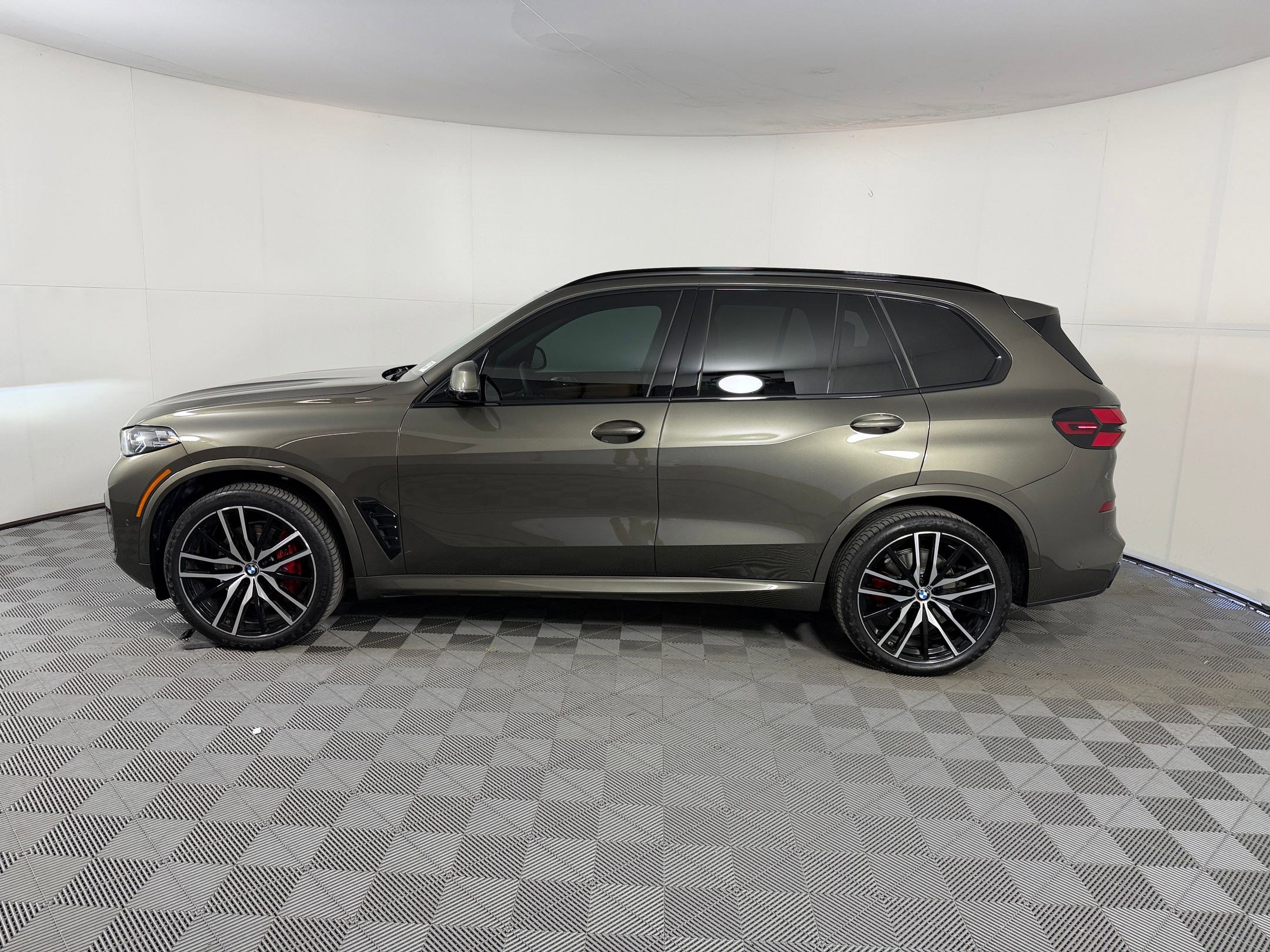 Used 2026 BMW X5 sDrive40i w/ M Sport Package RWD image 2