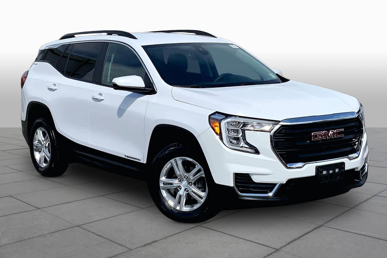 Used 2022 GMC Terrain SLE w/ Driver Convenience Package image 3