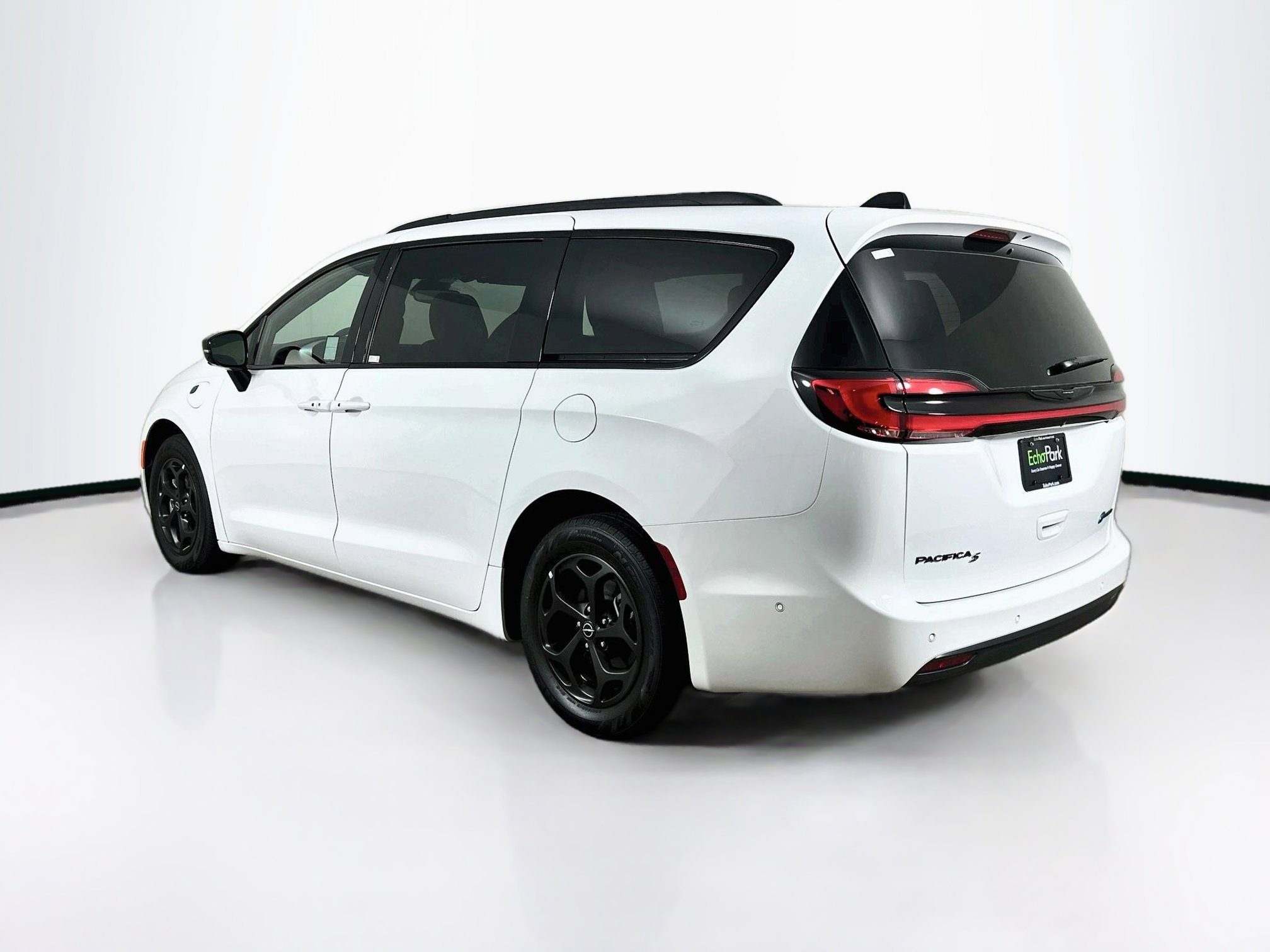 Used 2025 Chrysler Pacifica Premium FWD image 5