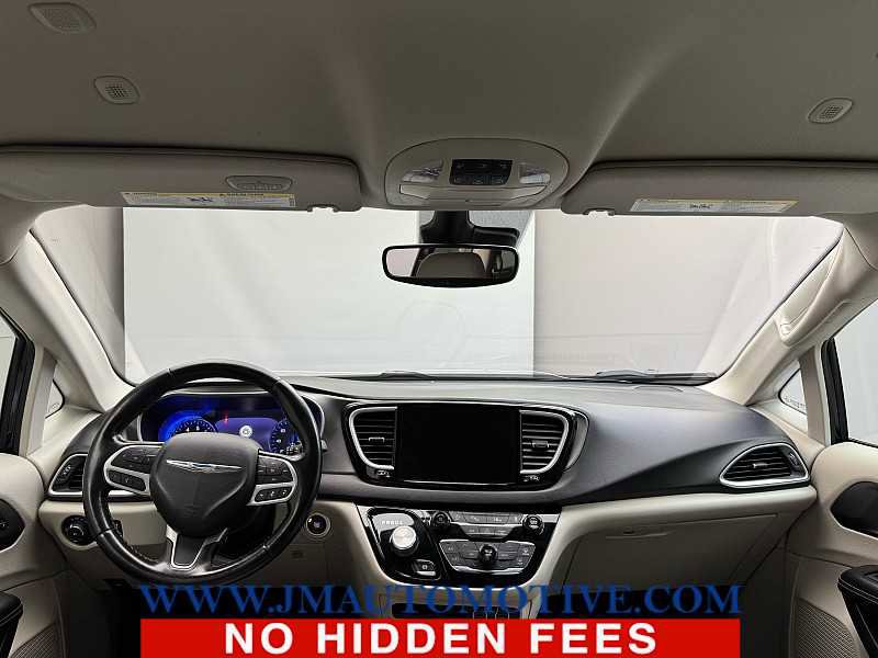 Used 2021 Chrysler Pacifica Touring-L image 11