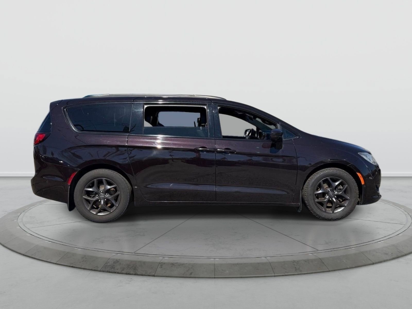 Used 2019 Chrysler Pacifica Touring-L Plus w/ Advanced Safetytec Group image 5