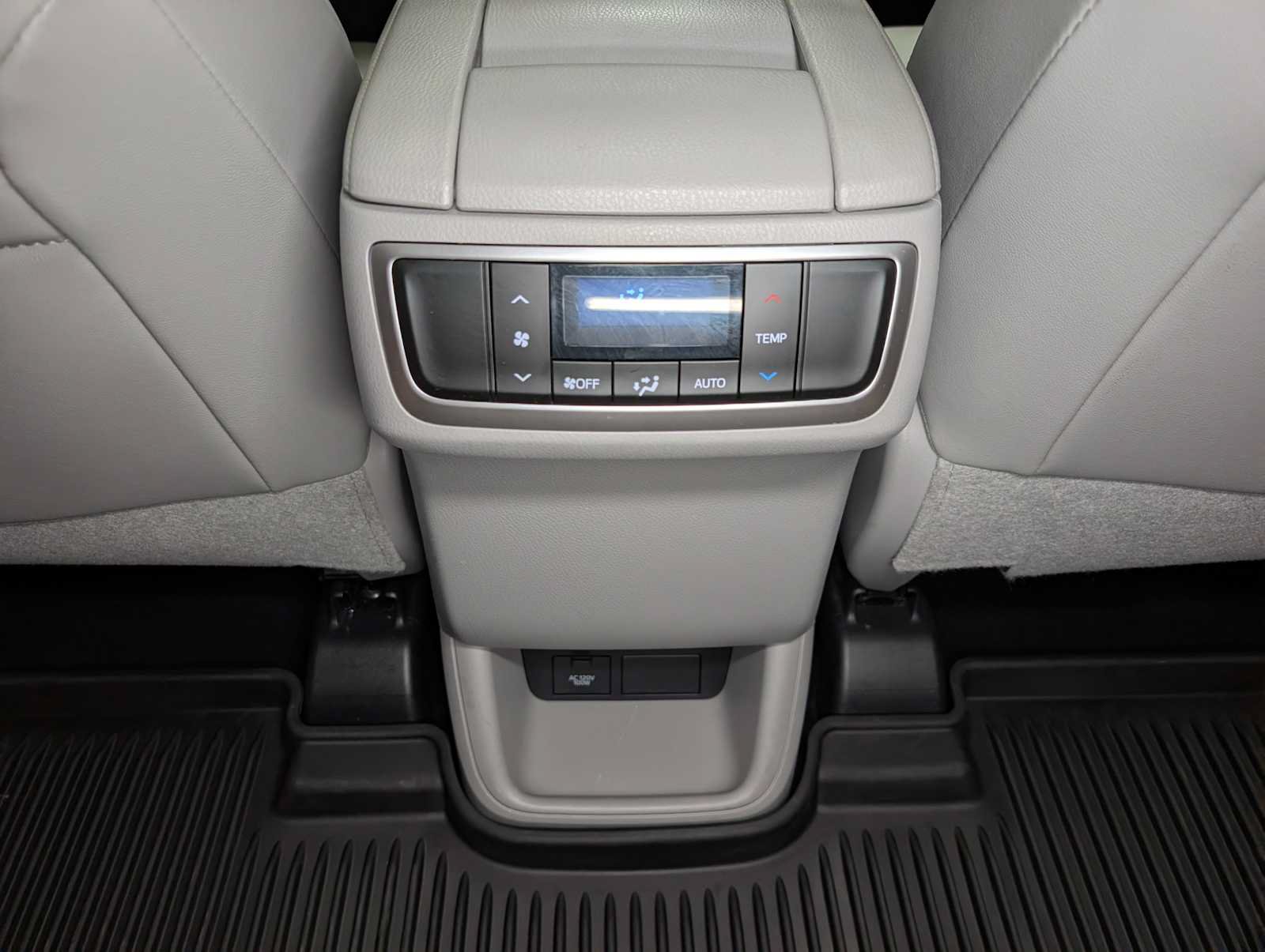 Used 2019 Toyota Highlander XLE AWD/4WD image 17