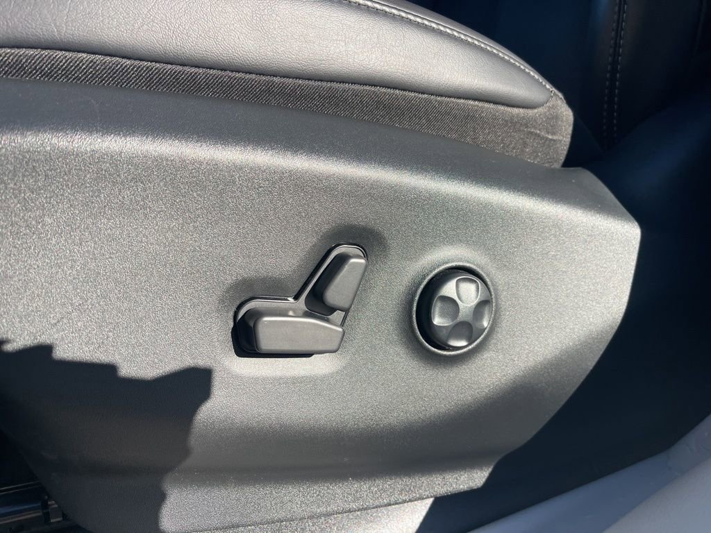 Used 2023 Chrysler Pacifica Touring-L image 12