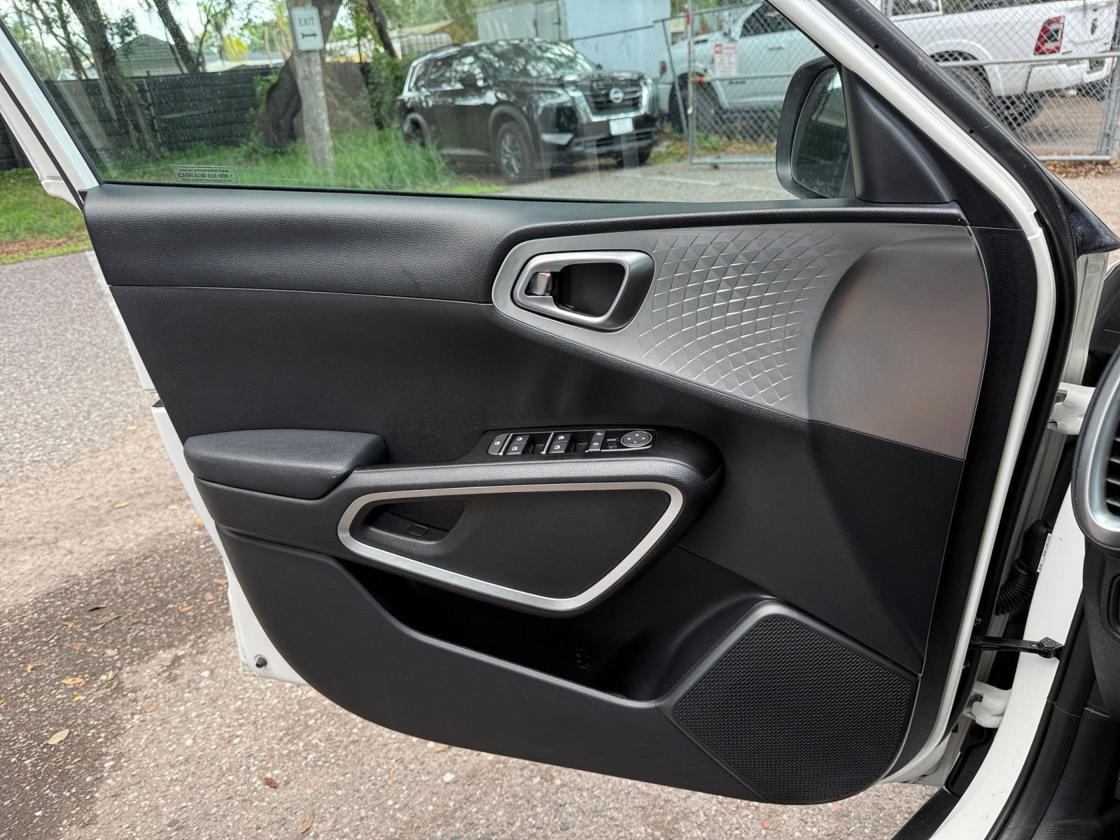 Used 2025 Kia Soul LX w/ LX Technology Package FWD image 18