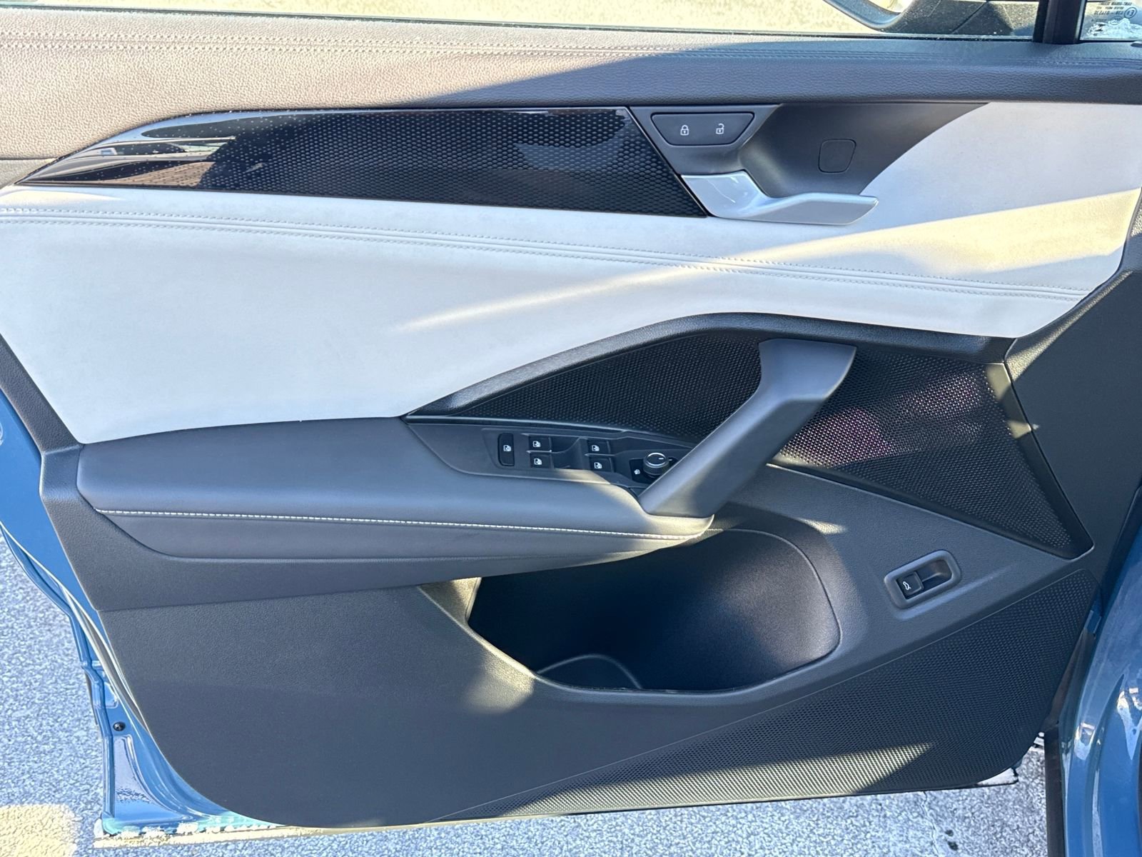 Used 2025 Volkswagen Tiguan SE image 11