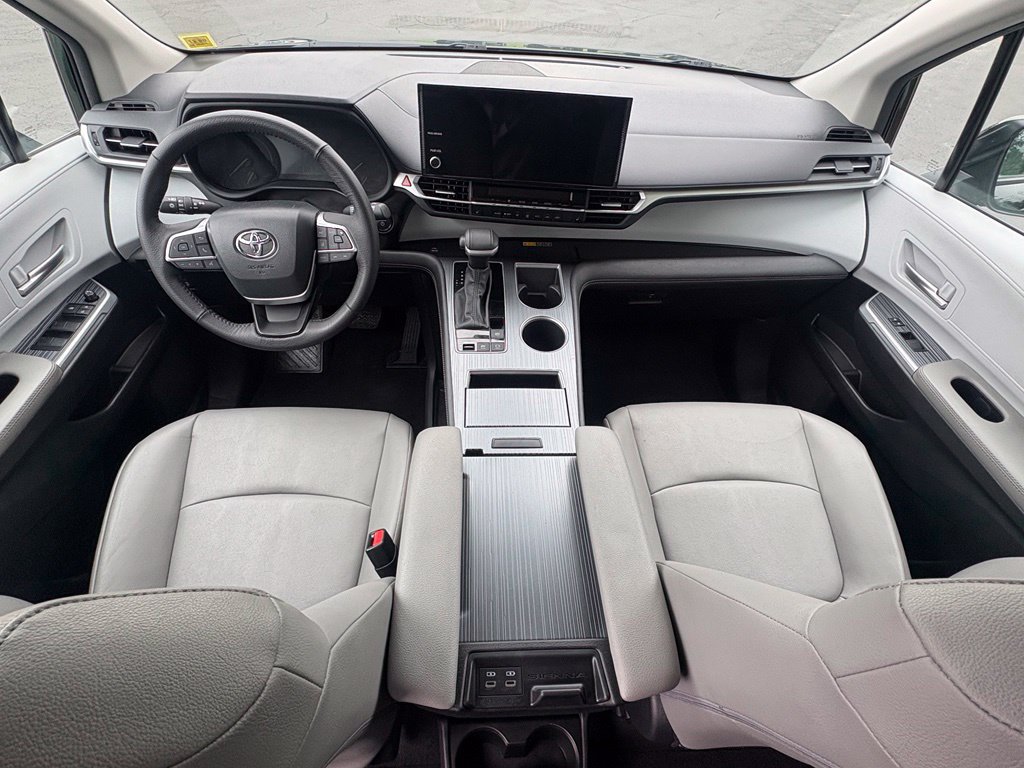 Used 2026 Toyota Sienna XLE FWD image 23