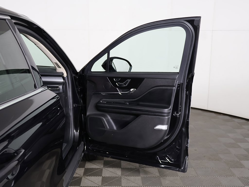 Used 2023 Lincoln Corsair AWD image 20