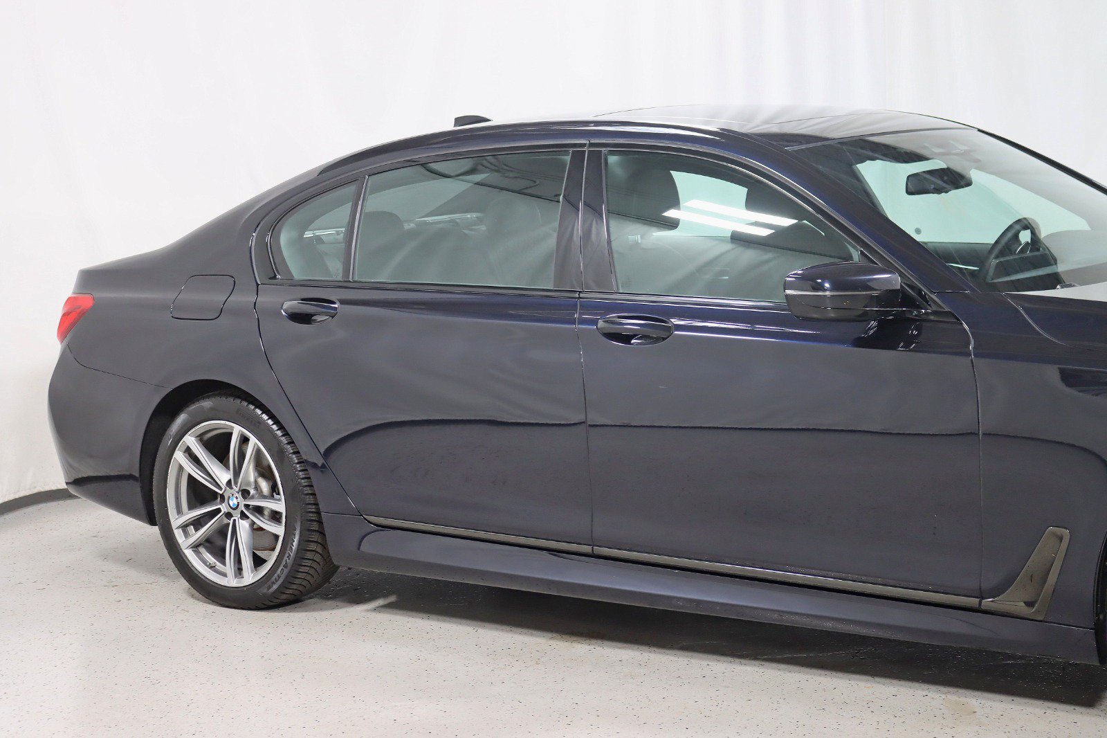 Used 2019 BMW 750i xDrive w/ M Sport Package AWD/4WD image 3