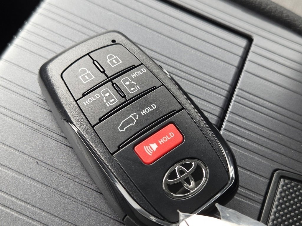 New 2026 Toyota Sienna LE image 32