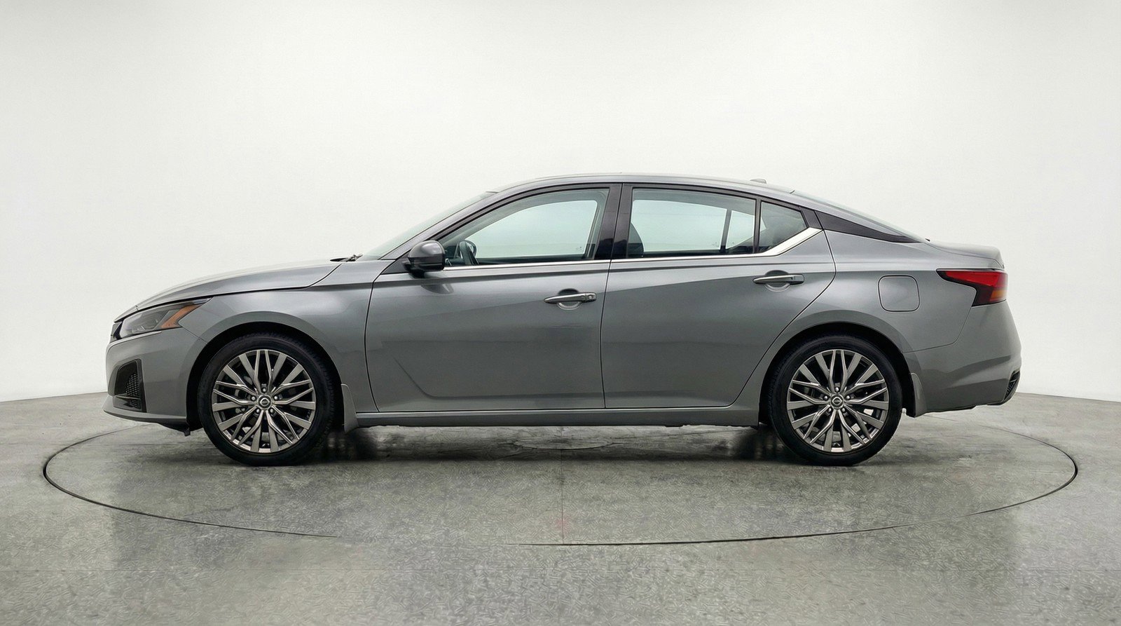 Used 2025 Nissan Altima 2.5 SV image 5