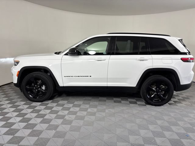Used 2025 Jeep Grand Cherokee Altitude w/ Trailer Tow Package AWD/4WD image 9