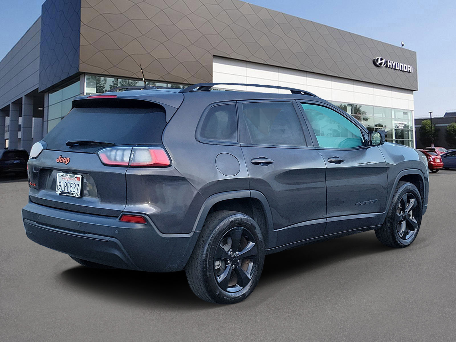 Used 2023 Jeep Cherokee Altitude Lux image 2