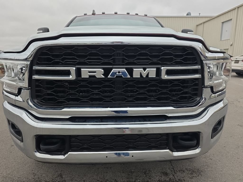 Used 2024 RAM 3500 Tradesman w/ Chrome Appearance Group AWD/4WD image 6