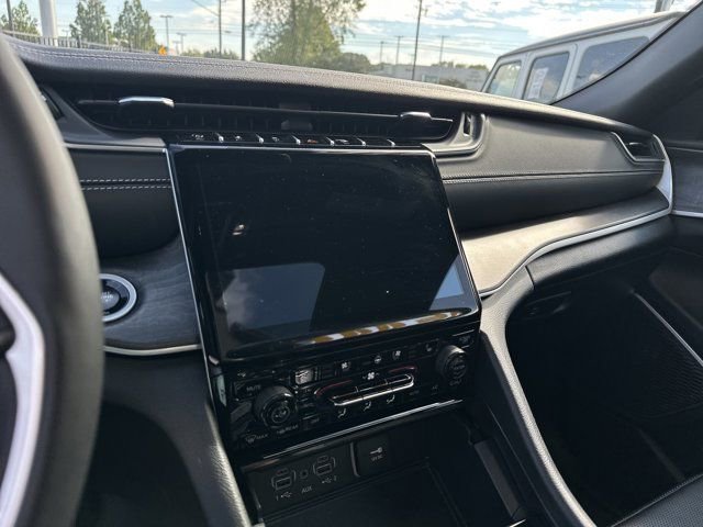 New 2025 Jeep Grand Cherokee L Limited w/ Luxury Tech Group II image 23