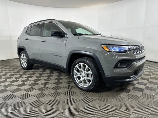 Used 2023 Jeep Compass Latitude image 2