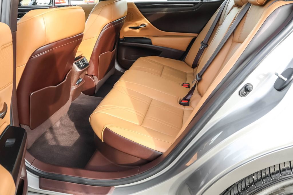 Used 2020 Lexus ES 300h 300h Luxury w/ Accessory Package 2 image 29