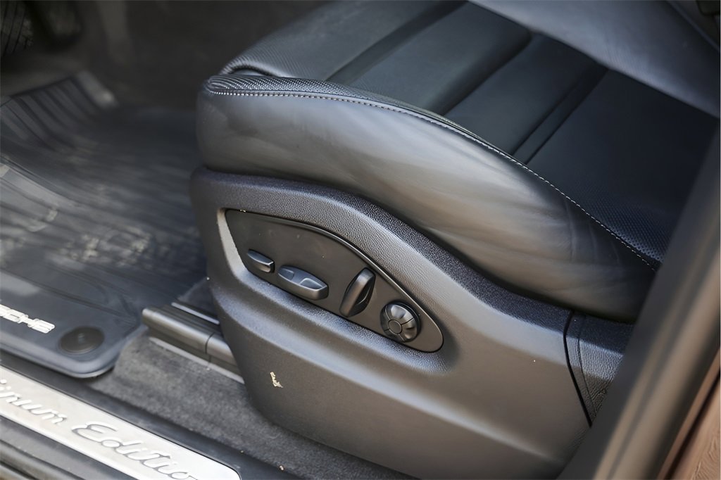 Used 2022 Porsche Cayenne Platinum Edition image 10