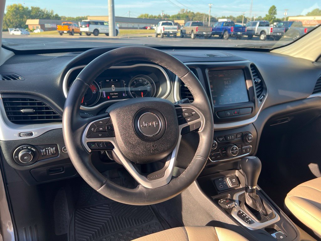 Used 2016 Jeep Cherokee Latitude w/ Comfort/Convenience Group FWD image 11
