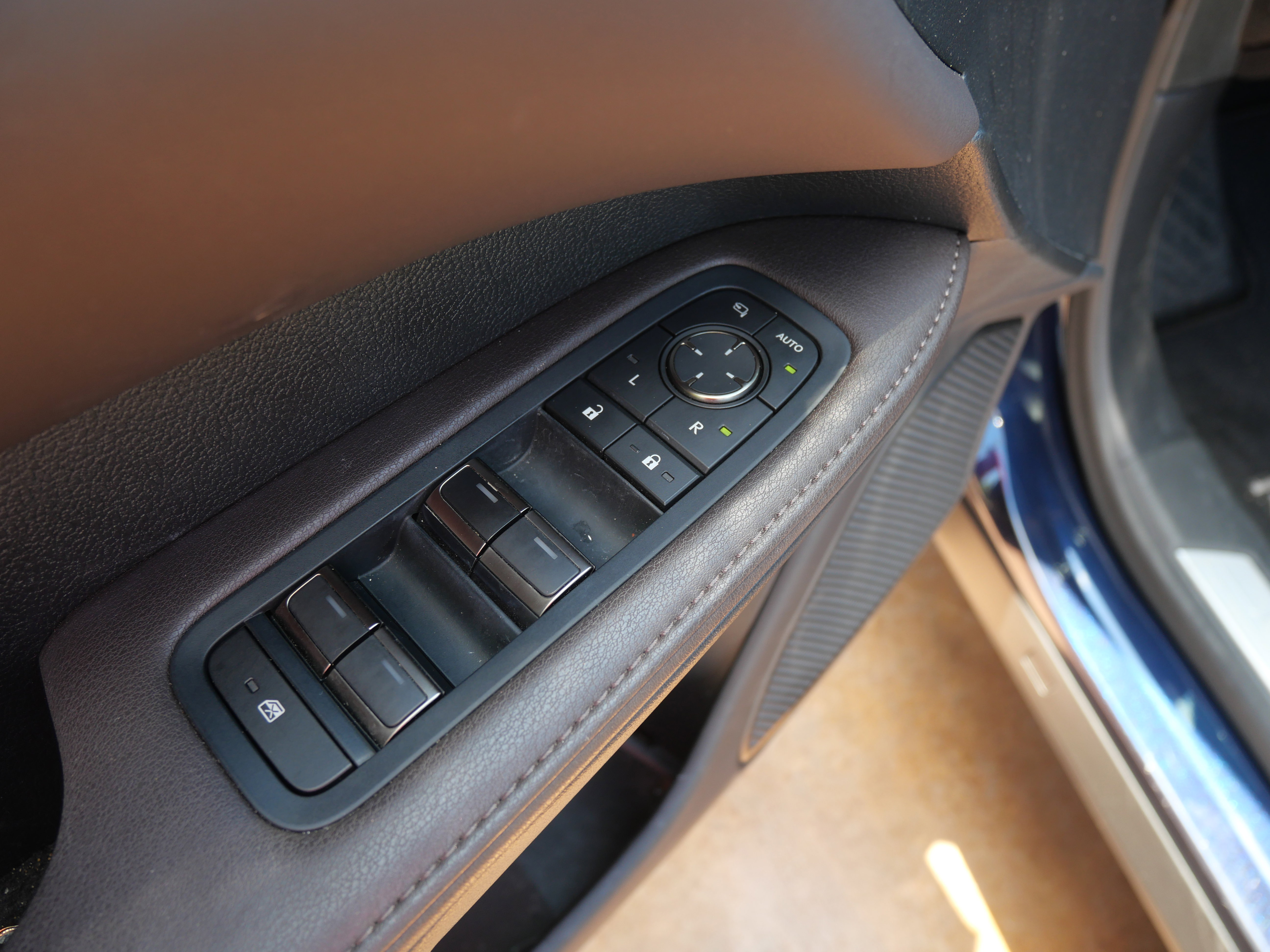 Used 2023 Lexus RX 350 w/ Luxury Package image 5