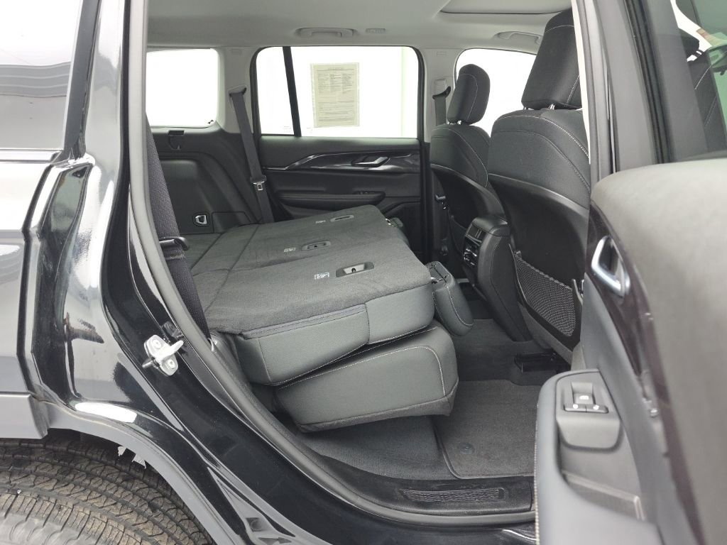 Used 2023 Jeep Grand Cherokee Laredo image 41