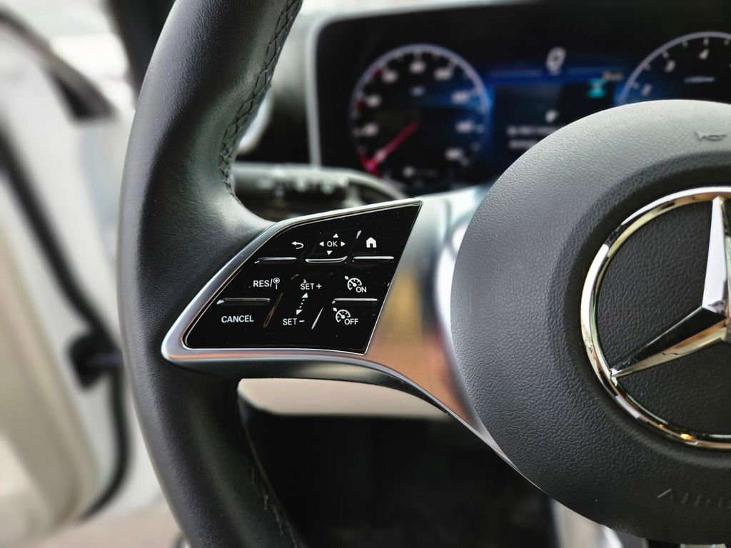 Used 2025 Mercedes-Benz GLC 300 4MATIC image 25
