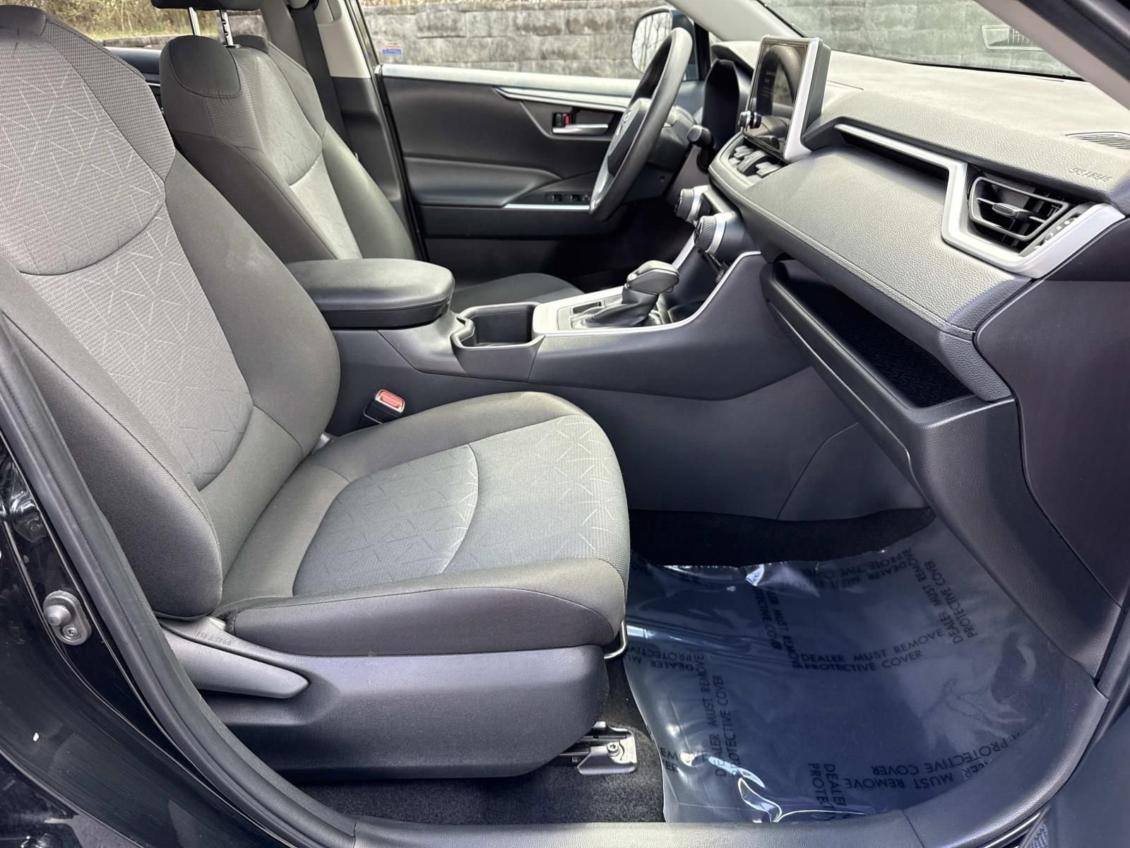 Used 2025 Toyota RAV4 XLE AWD/4WD image 25