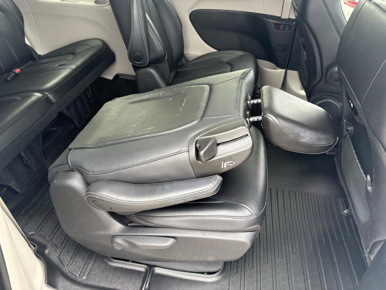 Used 2024 Chrysler Pacifica Limited FWD image 47