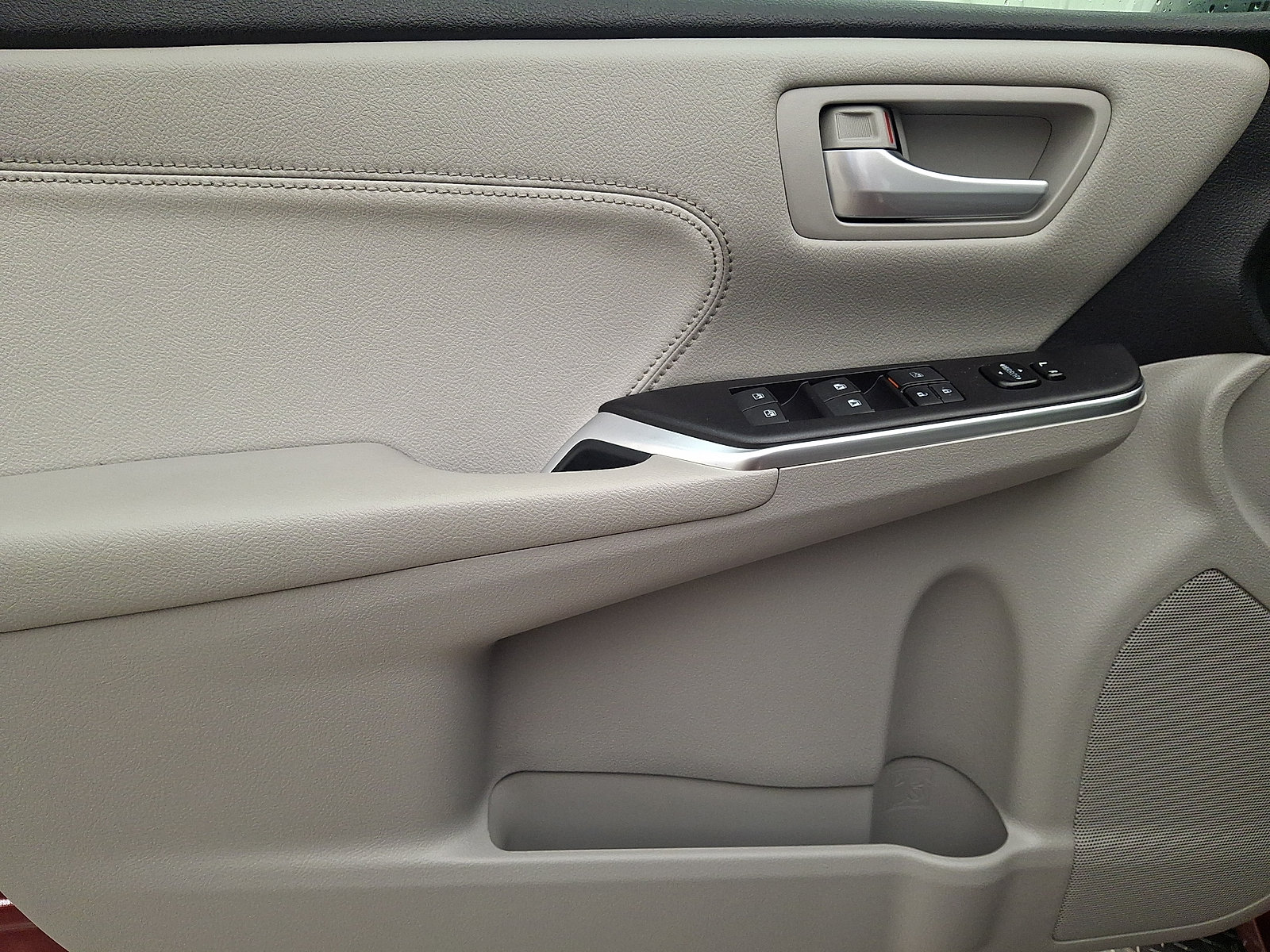 Certified 2017 Toyota Camry XLE w/ Moonroof Package FWD image 4