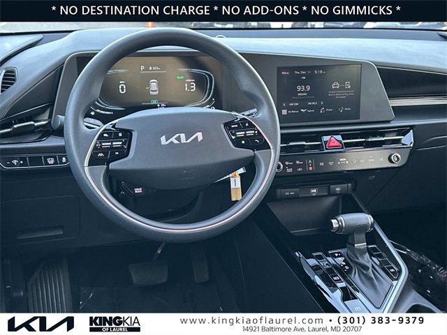 Used 2025 Kia Niro LX image 2