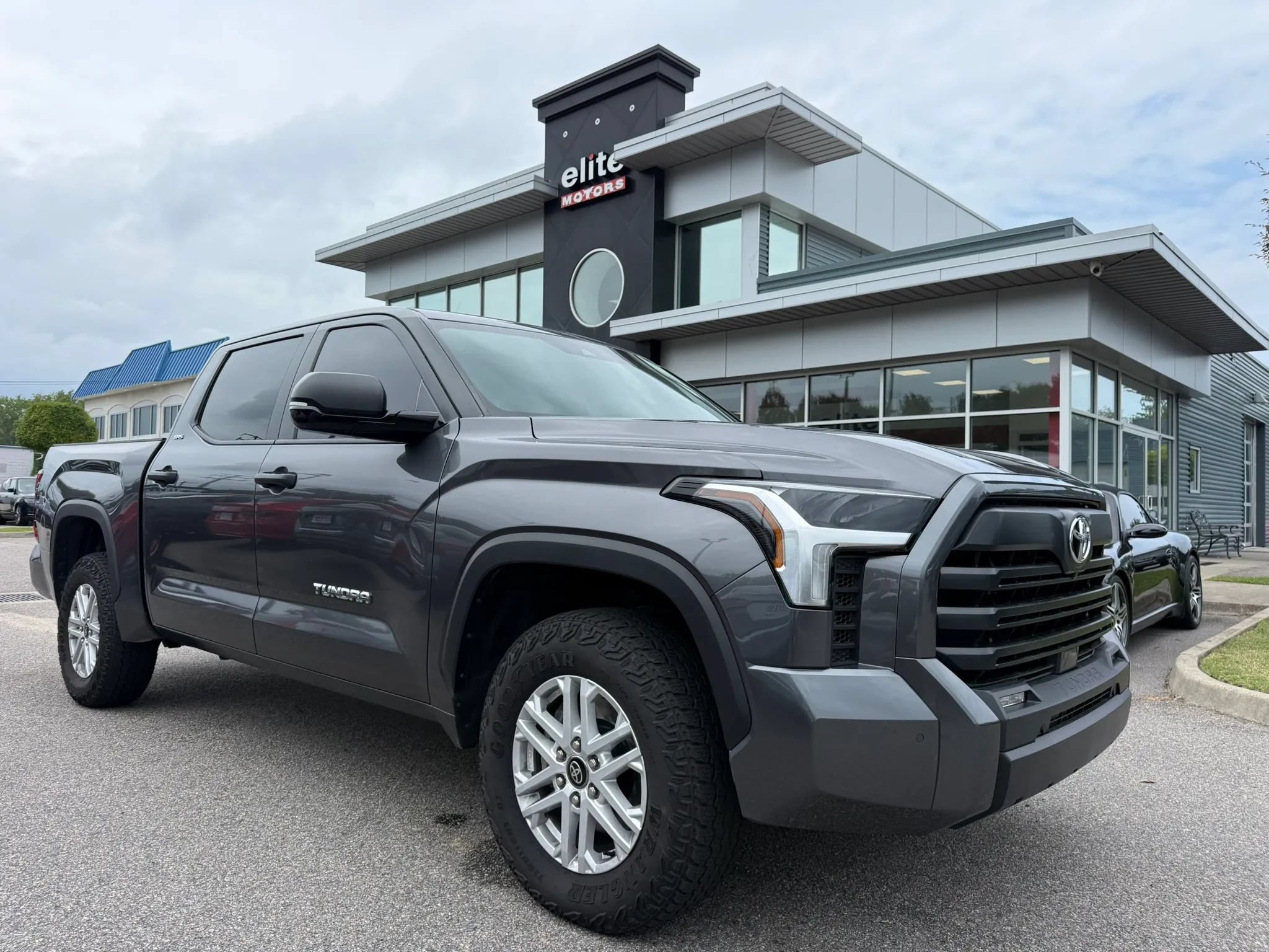 Used 2025 Toyota Tundra SR5 w/ SR5 Convenience Package AWD/4WD image 1