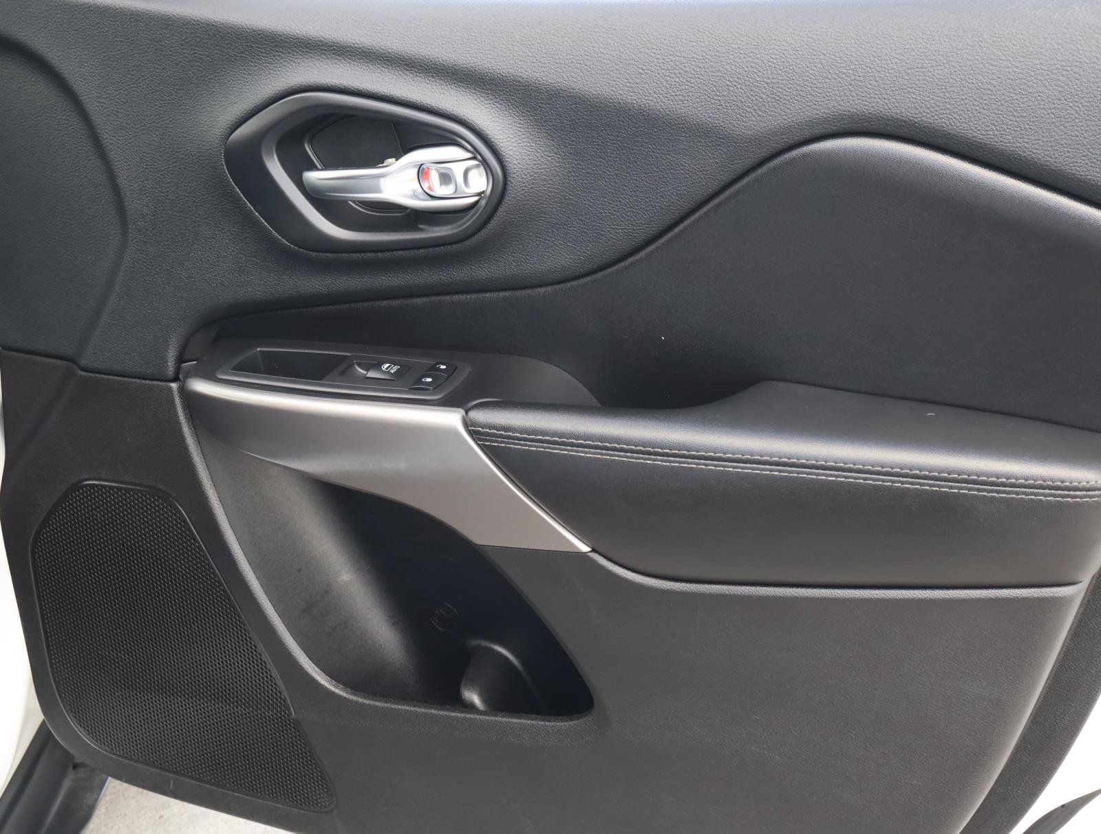 Used 2019 Jeep Cherokee Limited w/ Technology Group FWD image 17
