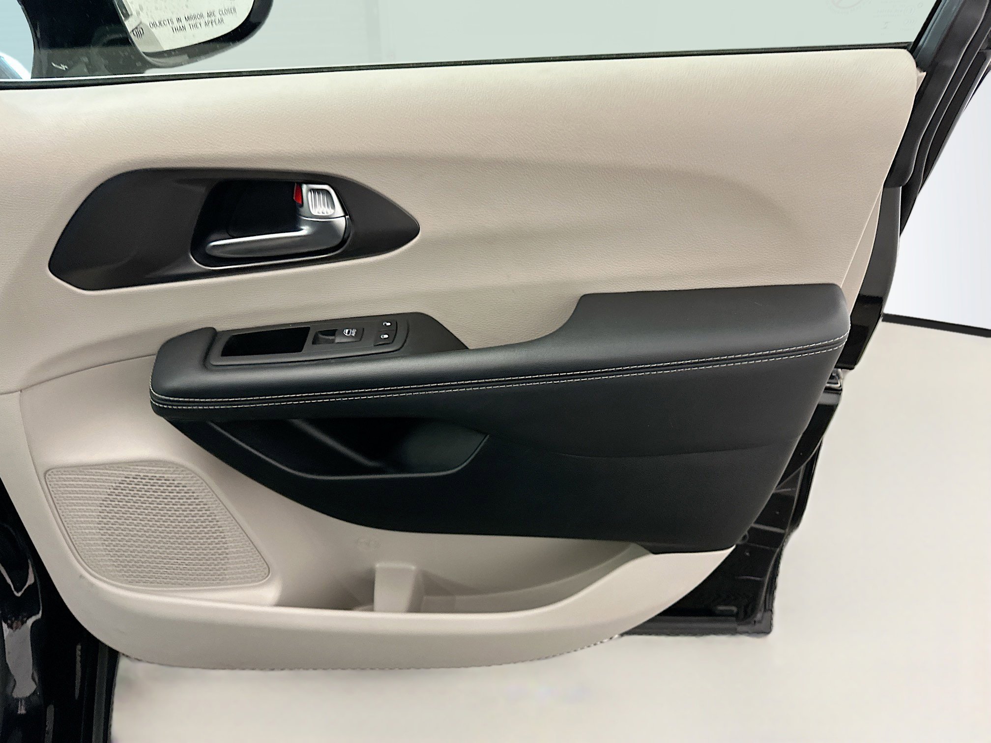Used 2024 Chrysler Pacifica Touring-L image 34