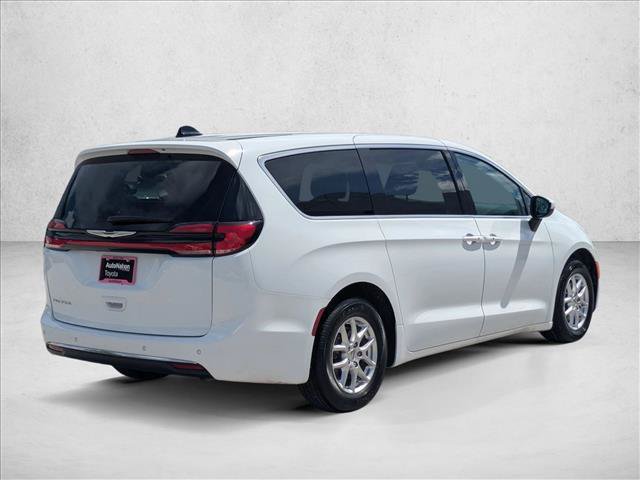 Used 2023 Chrysler Pacifica Touring-L FWD image 5
