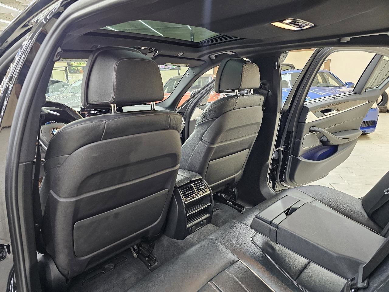 Used 2019 BMW 530e w/ Premium Package image 27