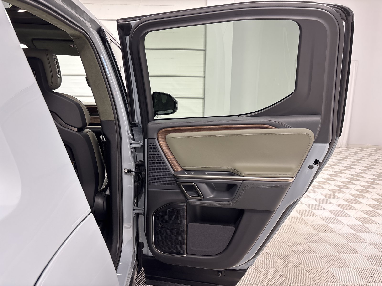 Used 2024 Rivian R1T Adventure AWD/4WD image 19